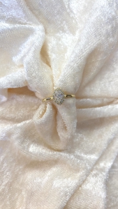 Dieser gelbgoldene Verlobungsring überzeugt mit einer harmonischen Halo-Steinanordnung, die den zentralen ovalen Diamant besonders strahlend und einzigartig erscheinen lässt.