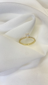 Verlobungsring mit ovalem Diamant und seitlichem Brillantbesatz