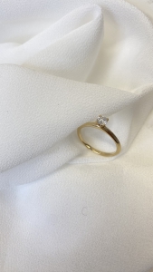 Verlobungsring mit klarer Linie und 4 feinen Brillanthalterungen, die den Brillant 4 eckig erscheinen lassen