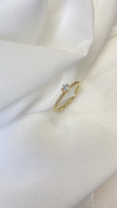 Verlobungsring mit zarter brillantbesetzter Ringschiene und Solitärstein mittig