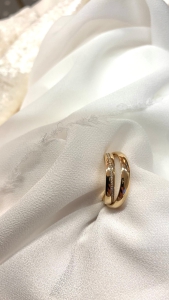 Trauringe bei denen der Damenring eine zarte geschwungene Brillantline schmückt