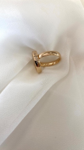 Trauringe mit einem Steinbesatz wie ein Sternenhimmel