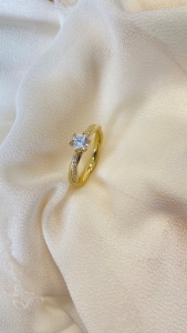 Verlobungsring Gelbgold mit gedrehter Ringschiene mit Steinbesatz 